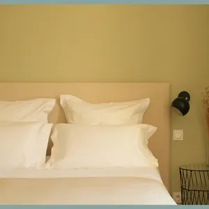 https://hotel-de-langlais-guesthouse.fr-provencehotel.com